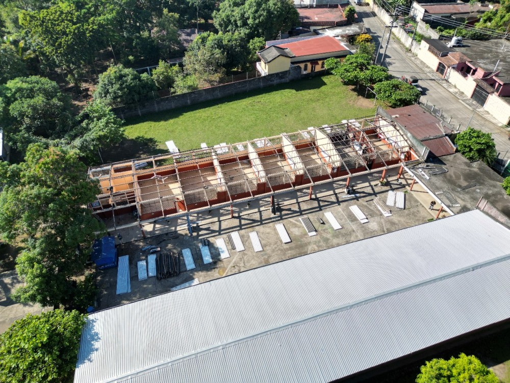 Remozan techo de la Escuela Justo Rufino Barrios de Mazatenango
