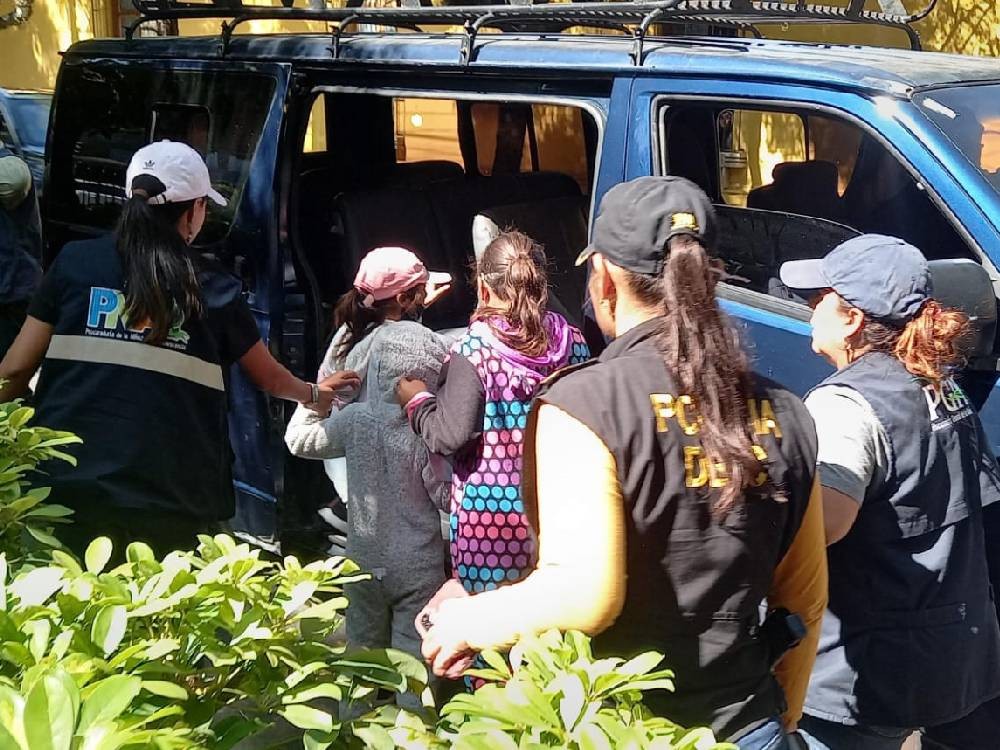 Rescatan a 10 niños en condición de mendicidad en semáforos de la capital