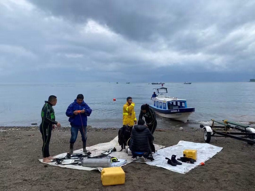 Rescatan a cinco personas tras accidente de helicóptero en el lago de Atitlán