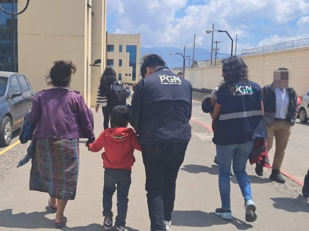 Rescatan a dos menores tras denuncia anónima en Quetzaltenango