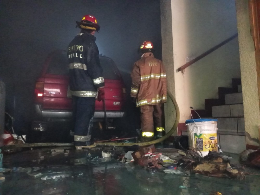 Rescatan a familia atrapada en incendio que consumió su vivienda