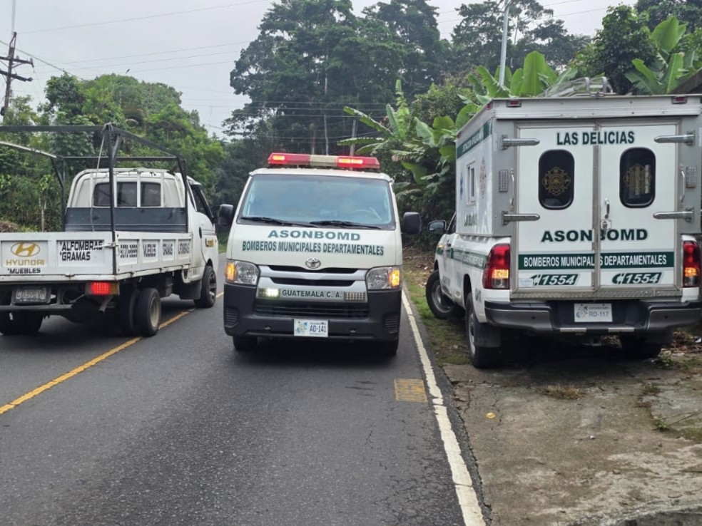 Rescatan a perrito que cayó en pozo artesanal