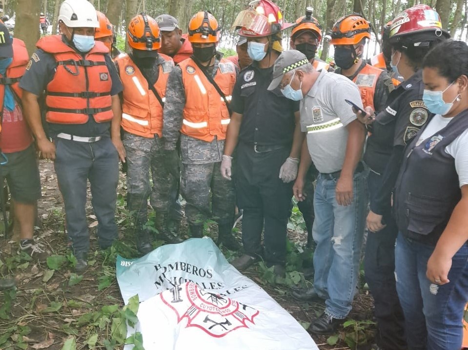 Rescatistas localizan a niña arrastrada por un río en Suchitepéquez