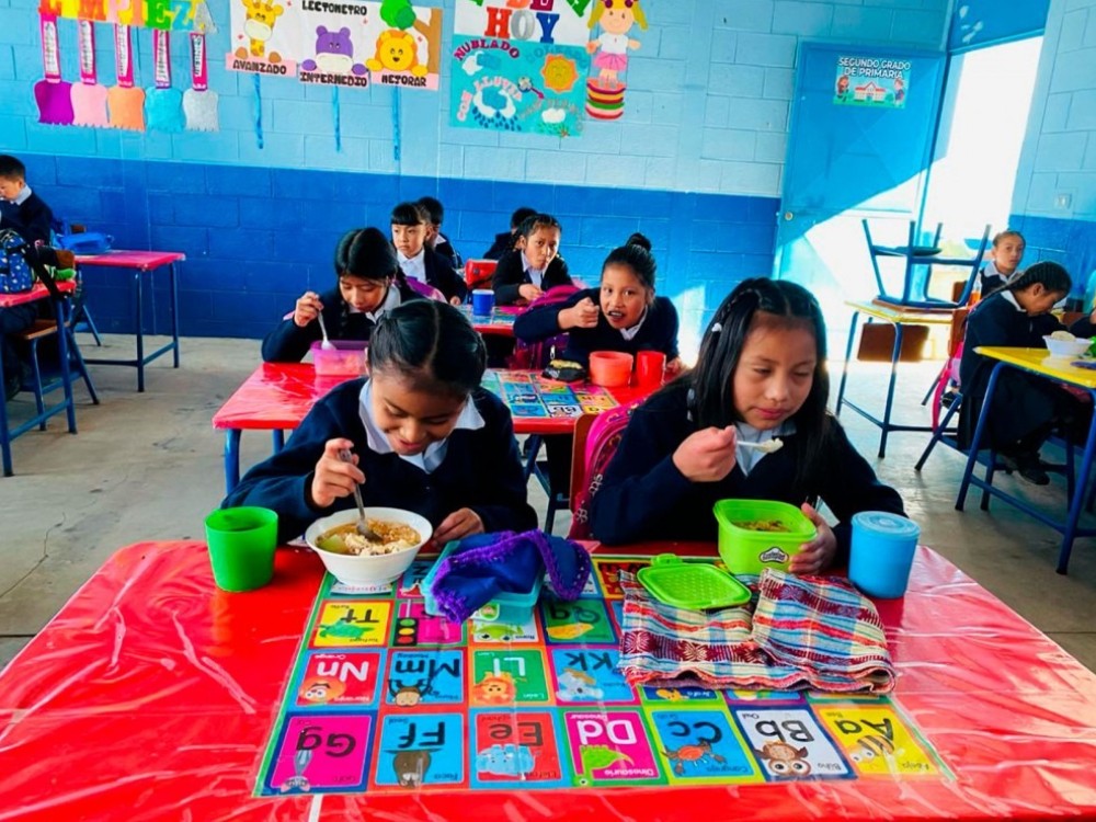 Retención del IVA en la alimentación escolar, aprobada en 2024, afecta a estudiantes