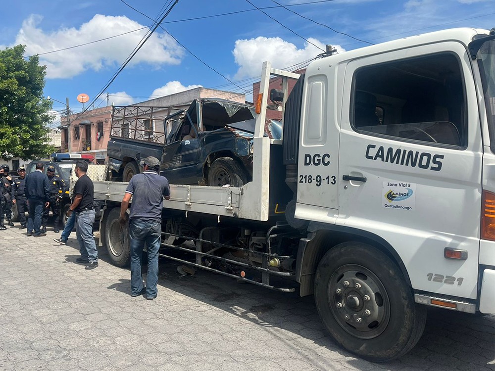 Retiran vehículos del barrio Las Flores zona 1 de Xela 