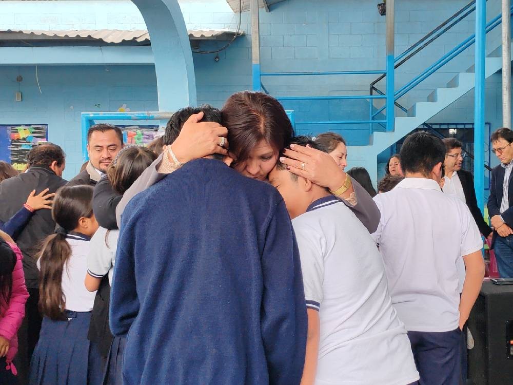 Retoman clases en escuela donde murió apuñalado un docente