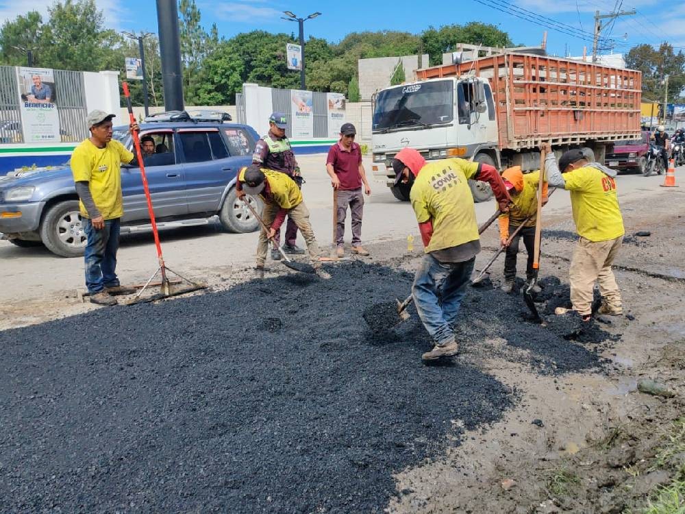Retoman trabajos de bacheo