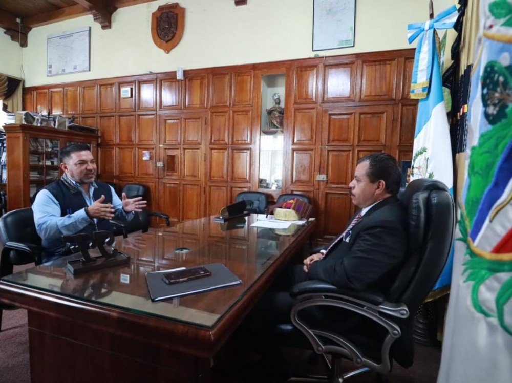 Reunión entre alcalde y director de aeronáutica, esto prevén para aeropuerto de Xela 