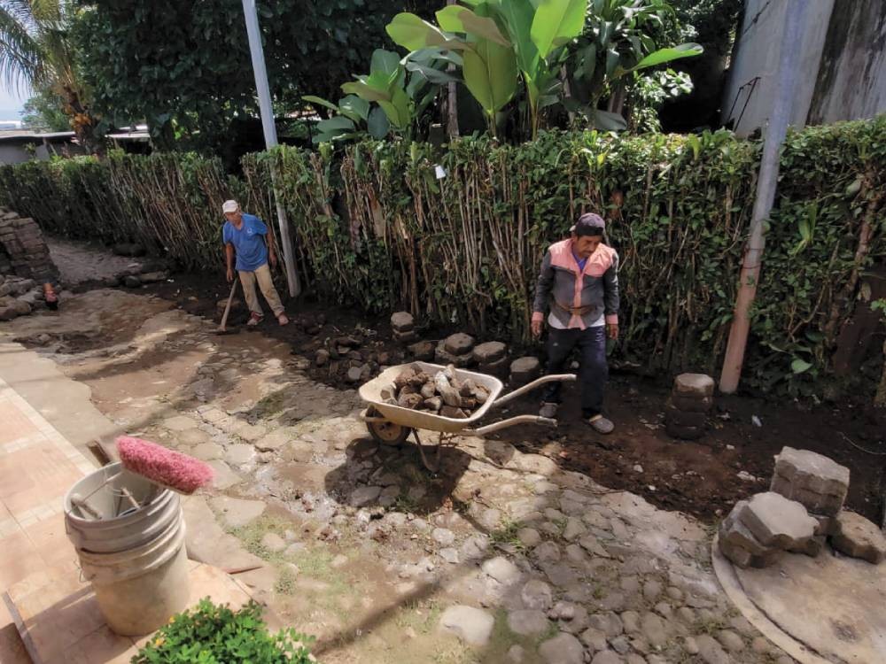 Reutilizan material para recuperar callejones abandonados