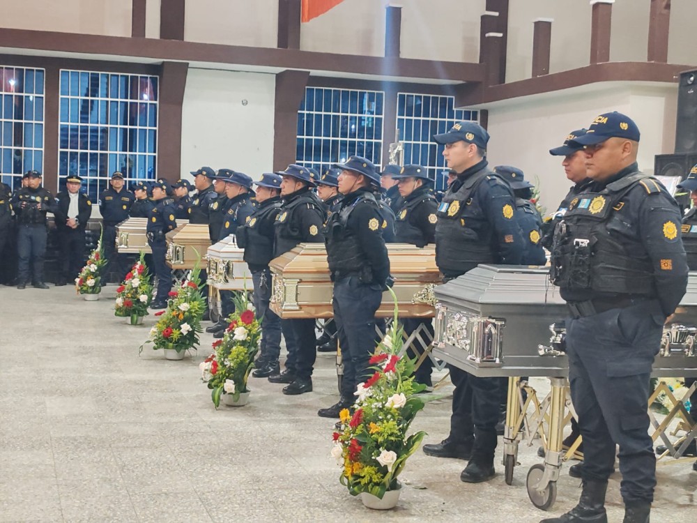 Rinden honras fúnebres a cinco agentes de la PNC fallecidos en cumplimiento del deber
