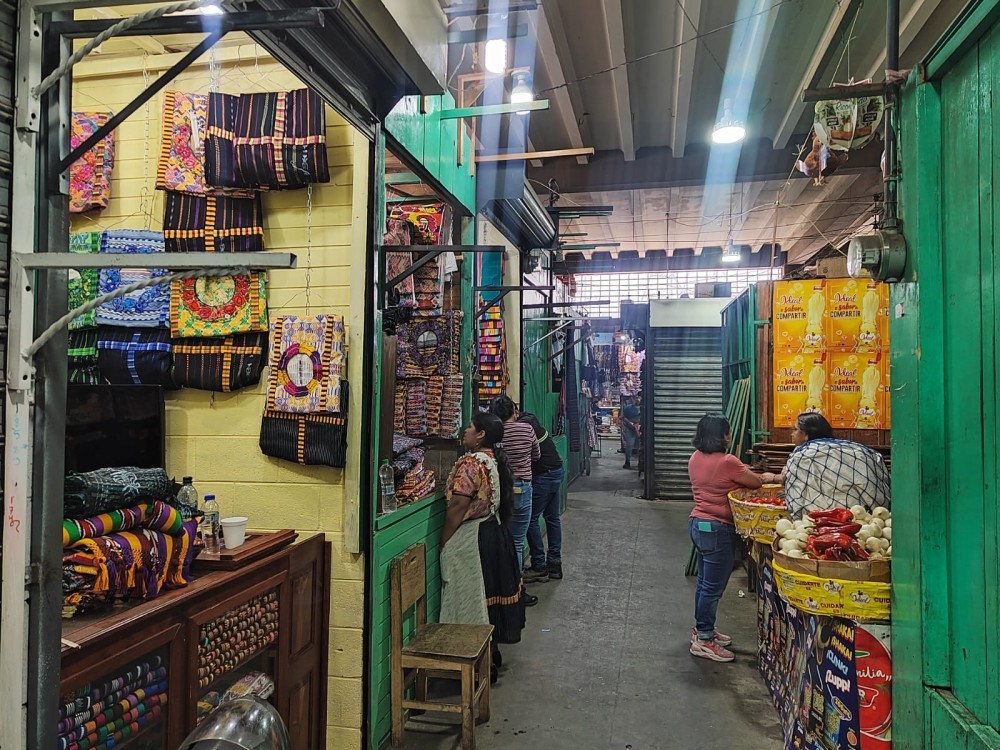 Roban indumentaria maya en local dentro de mercado La Democracia 