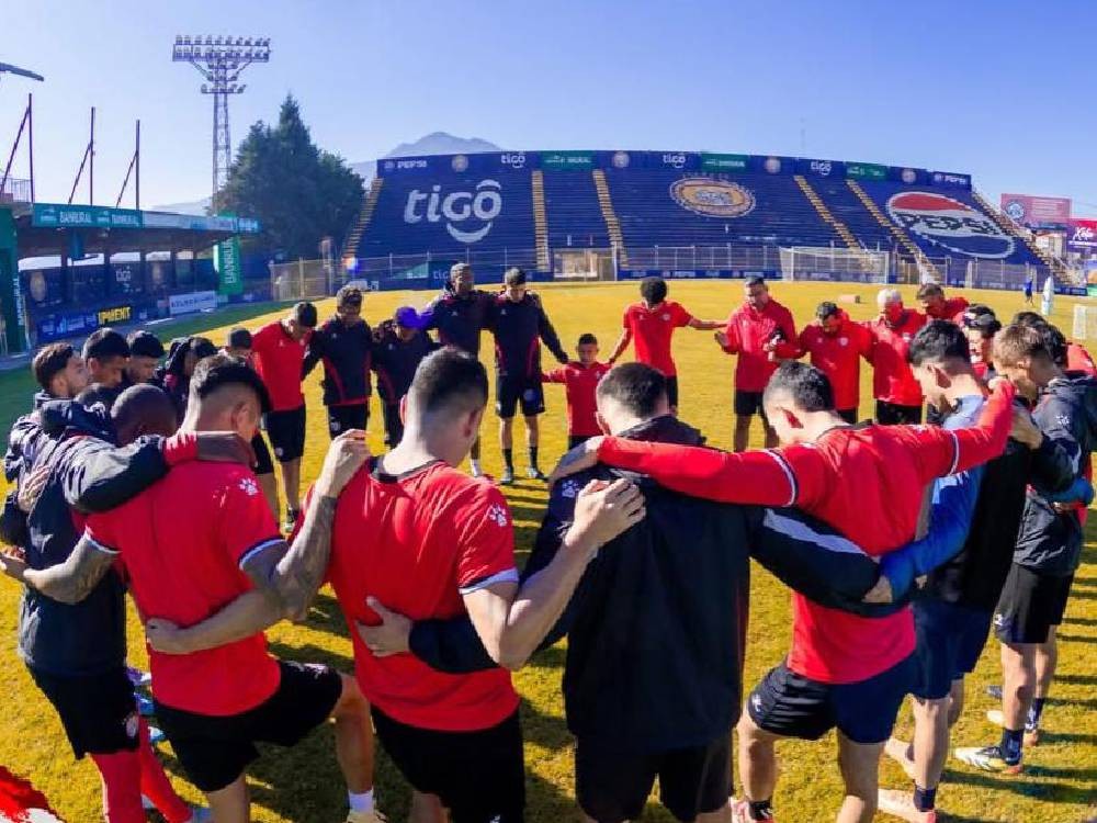 Roberto Hernández complacido con el plantel que tiene en Xela