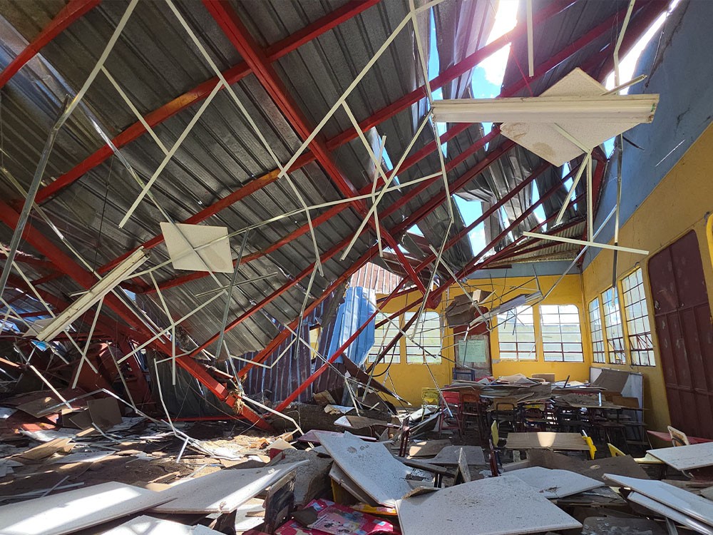 Salón de centro educativo queda destruido al caerle un árbol