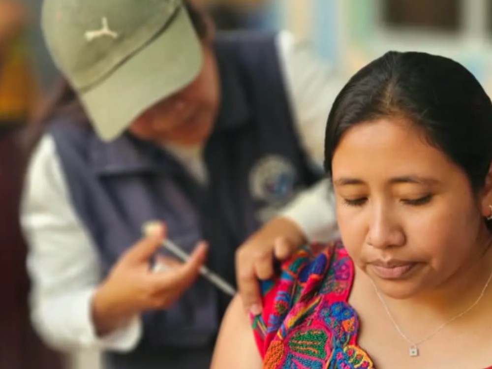 Salubristas de Santiago Atitlán intensifican vacunación contra el sarampión