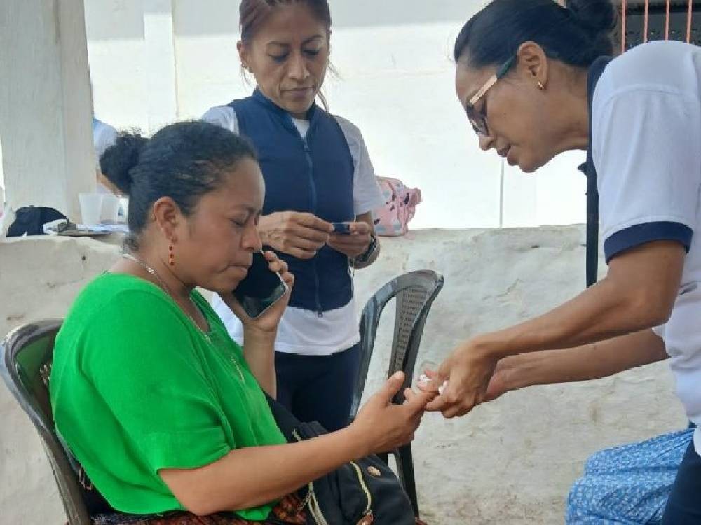 Salud mantiene atención tras lluvias en Santa María Cahabón