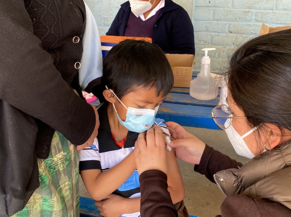 Salud visita centros educativos para agilizar la vacunación en niños 