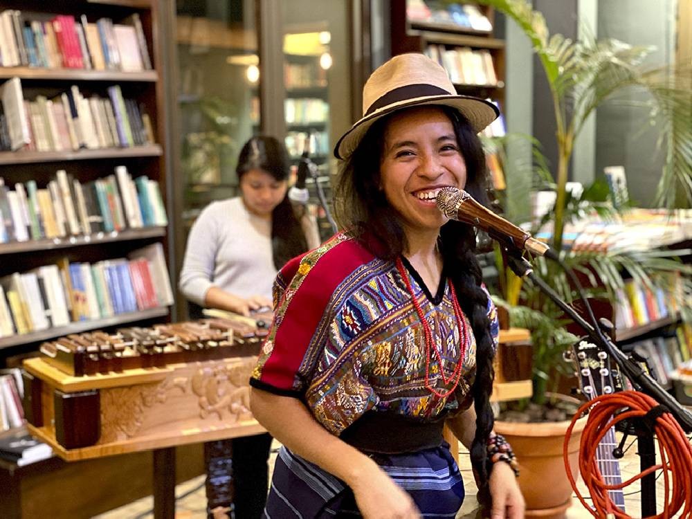 Sara Curruchich: el poder de la lengua kaqchikel y la música raíz sin fronteras