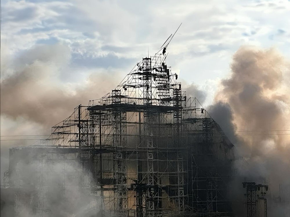  Escenario de Tomorrowland 2025 colapsa tras incendio devastador