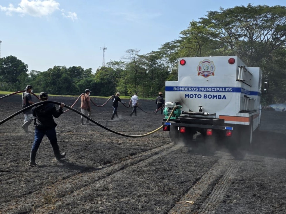 Se queman 250 cuerdas de pasto en incendio forestal que amenazaba con extenderse