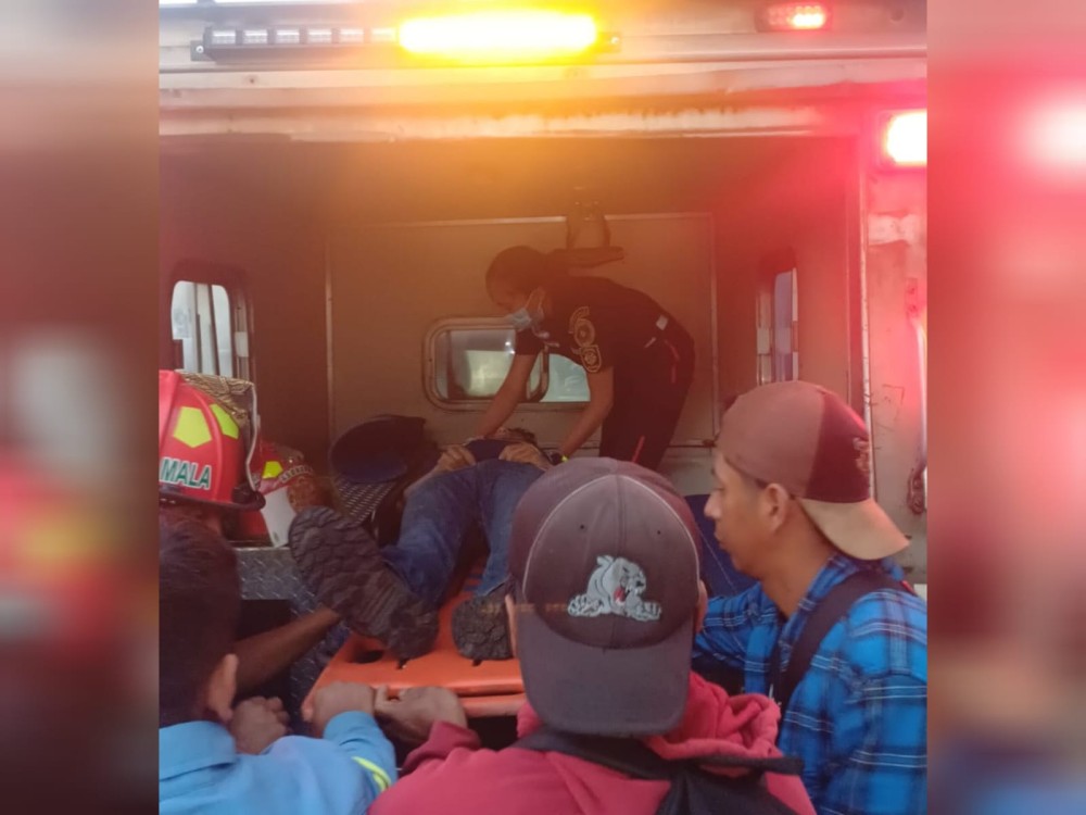 Se salva de milagro: motorista es rescatado debajo de un tráiler en Cuyotenango