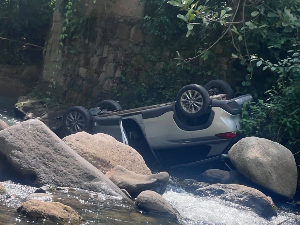  Se salva de morir tras caer con su vehículo a un río en Catarina, San Marcos