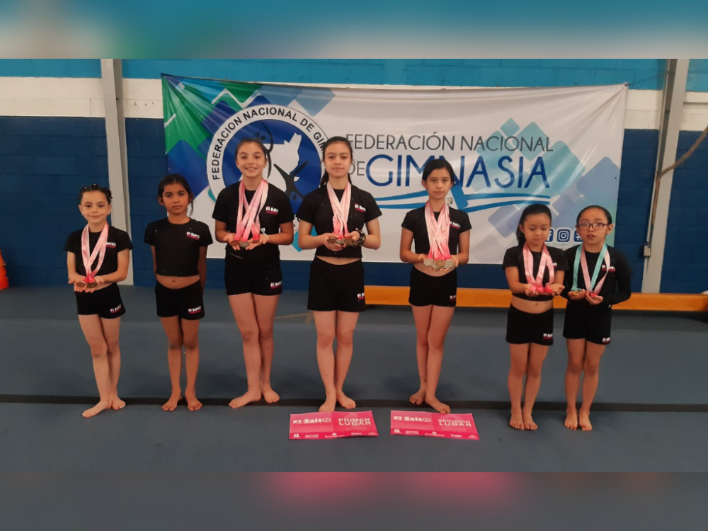 Selección de gimnasia de Xela gana 19 medallas en El Salvador