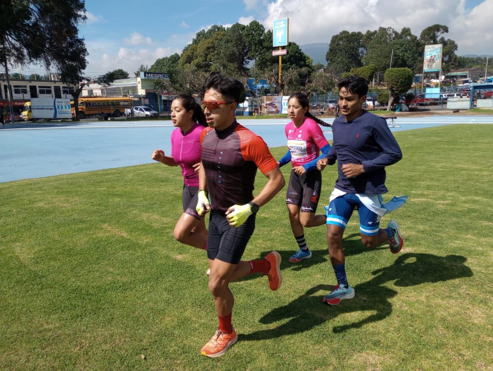 Selección Nacional de triatlón se prepara en Xela para los Panamericanos