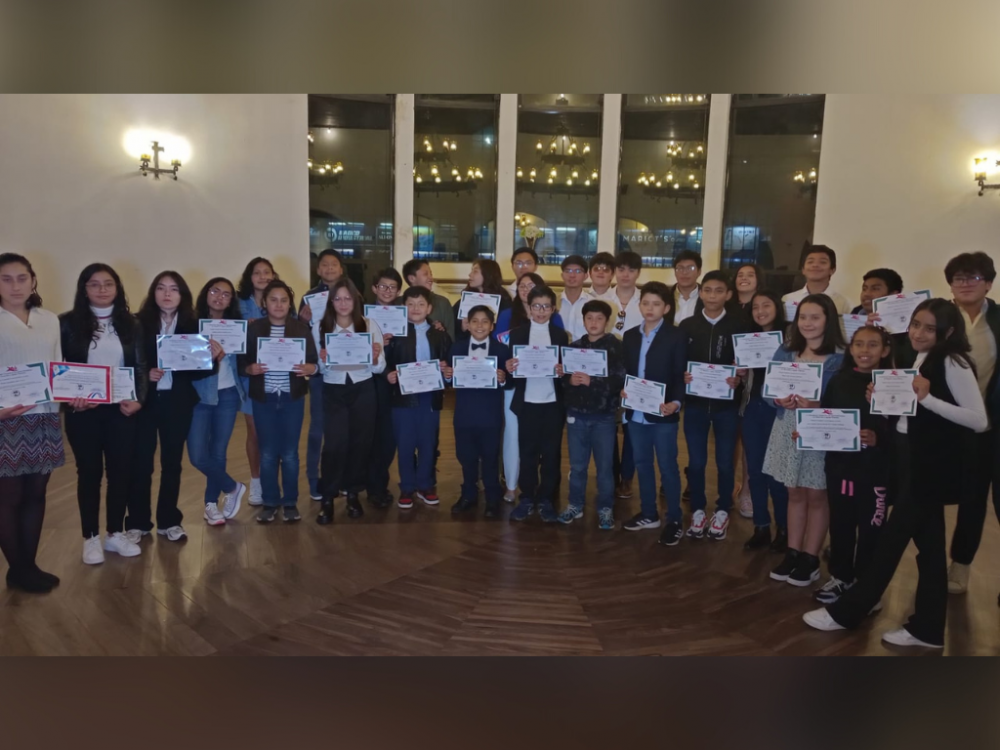 Seleccionados de Natación de Xela reciben homenaje