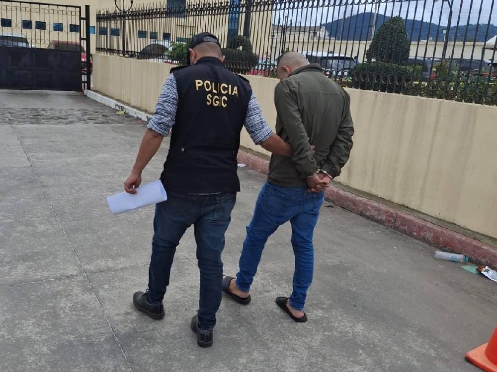 Señalado de asaltar una caja bancaria es capturado 