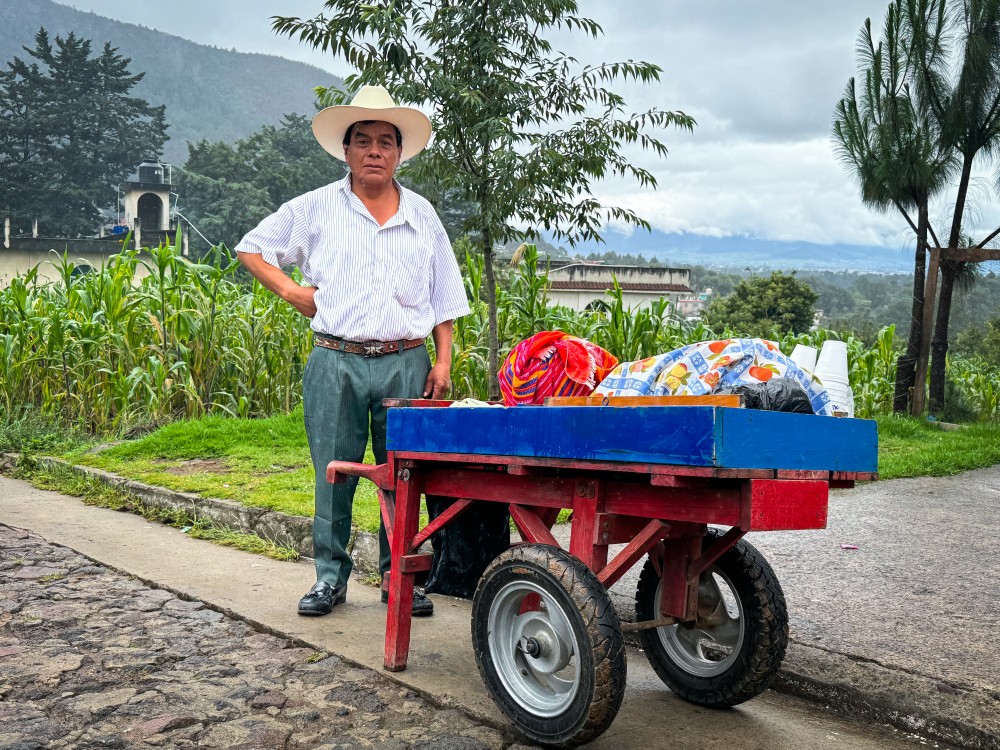 Ser padre no es tarea fácil: La historia de don Santos Baten y su venta de atoles 