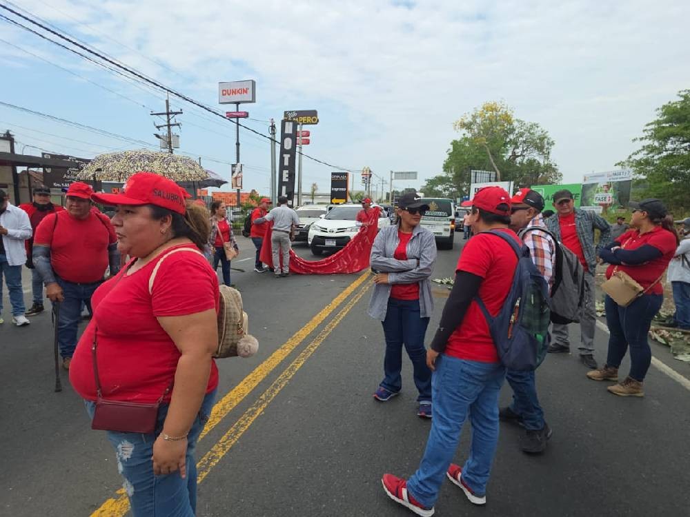 Sindicalistas de salud bloquean paso vehicular en la ruta CA-2 de Mazatenango