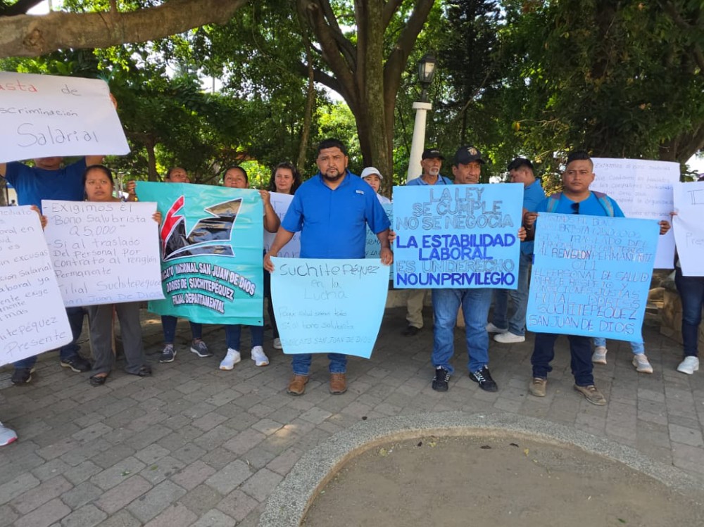 Sindicato de Salud se manifiesta en Suchitepéquez: Exigen nivelación salarial y traslados a renglón permanente