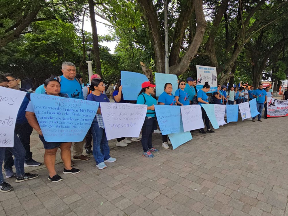 Sindicato de Trabajadores de Salud de San Juan de Dios realiza manifestación pacífica en Mazatenango
