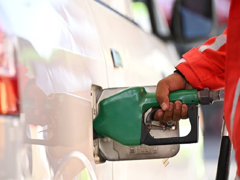 Subsidio vs. retirar impuestos: ¿cuál es la solución al alza en el precio de los combustibles?