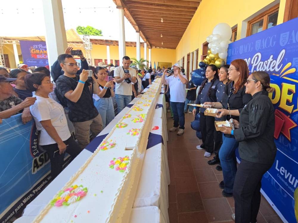 Suchitepéquez: Elaboran el pastel más grande de la Costa Sur con 24 metros de largo