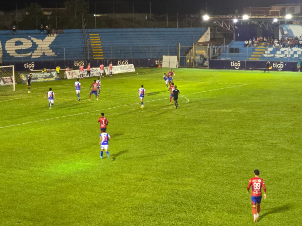 Victoria del "Grande del Sur" ajustada lo deja en la cima del Grupo A