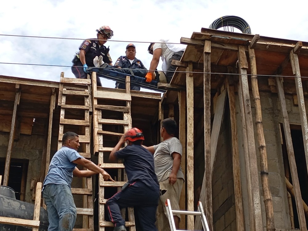 Sufre descarga eléctrica cuando laboraba en una construcción 