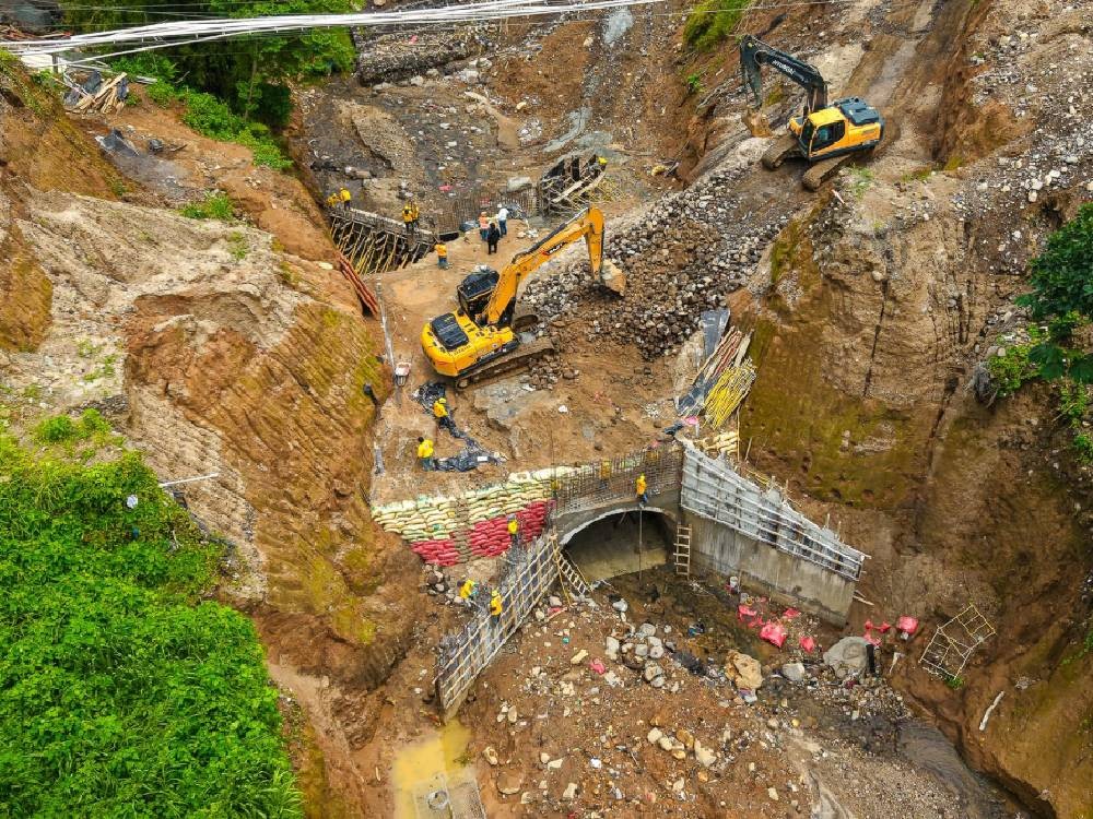 Supervisan trabajos de rehabilitación del kilómetro 189 de la ruta Cito Zarco