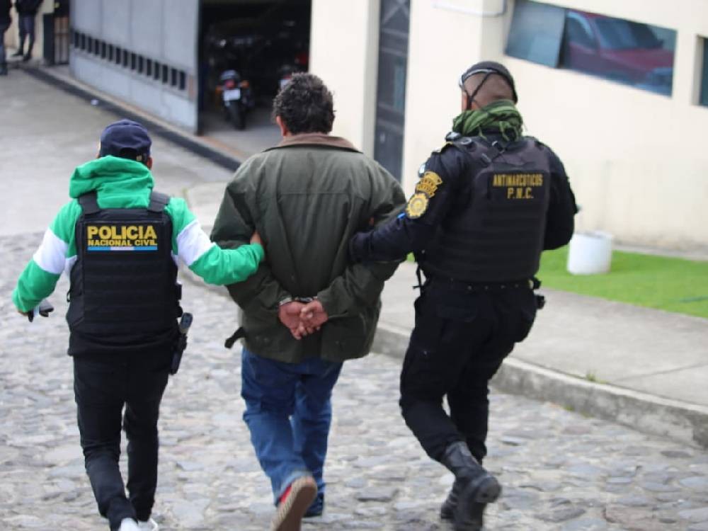 Supuesto abogado es capturado en allanamientos contra el narcomenudeo