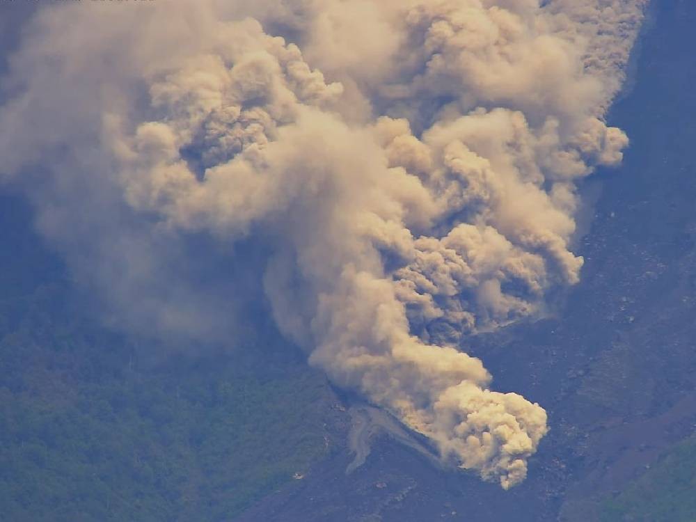 Suspenden clases en 39 centros educativos ante incremento de actividad del volcán de Fuego