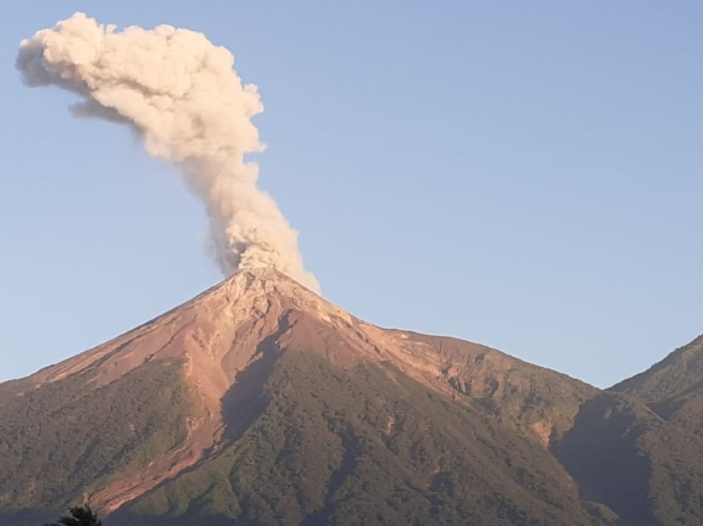 Mantienen monitoreo constante por caída de ceniza del Volcán Santiaguito y suspenden clases 