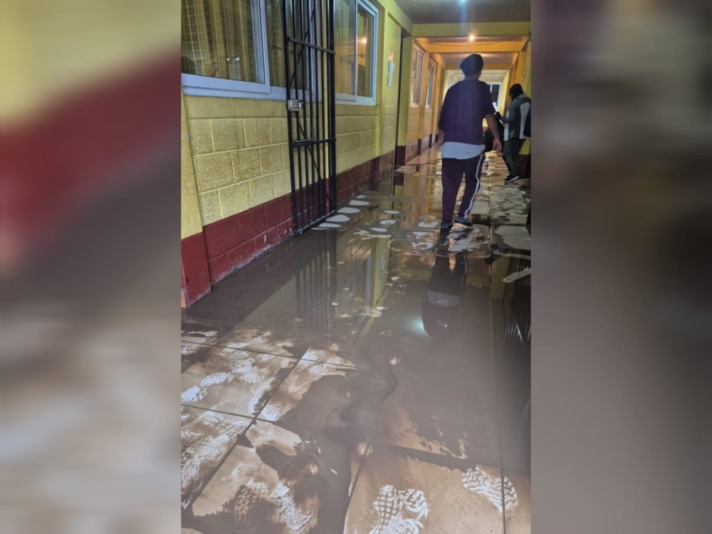 Taponamiento en drenaje provoca inundación en Escuela de San José La Viña