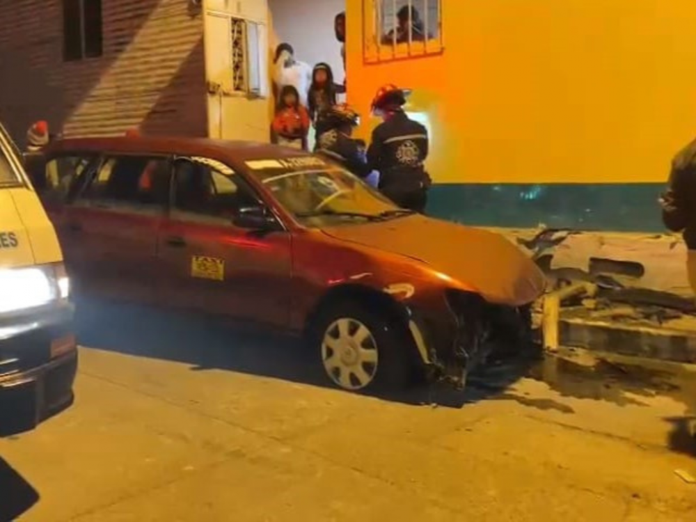 Taxista pierde el control y colisiona contra una vivienda