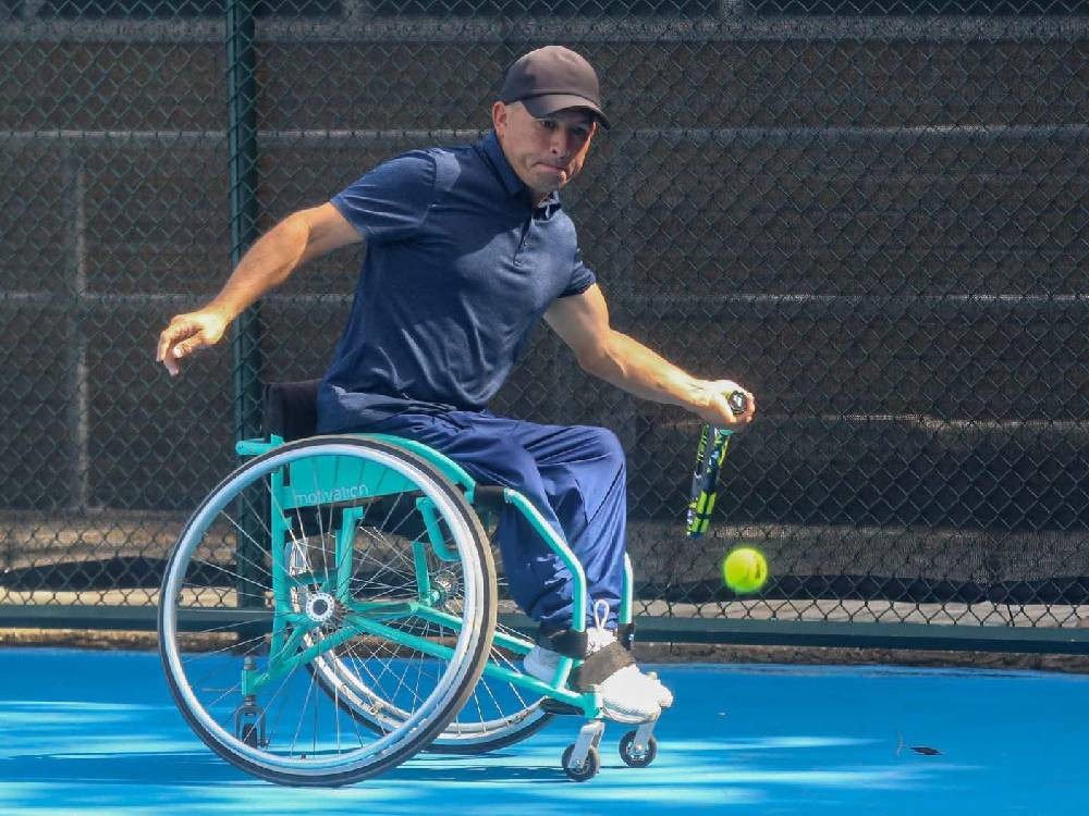 Tenista quetzalteco compite en evento mundial de tenis en silla de ruedas en Colombia 