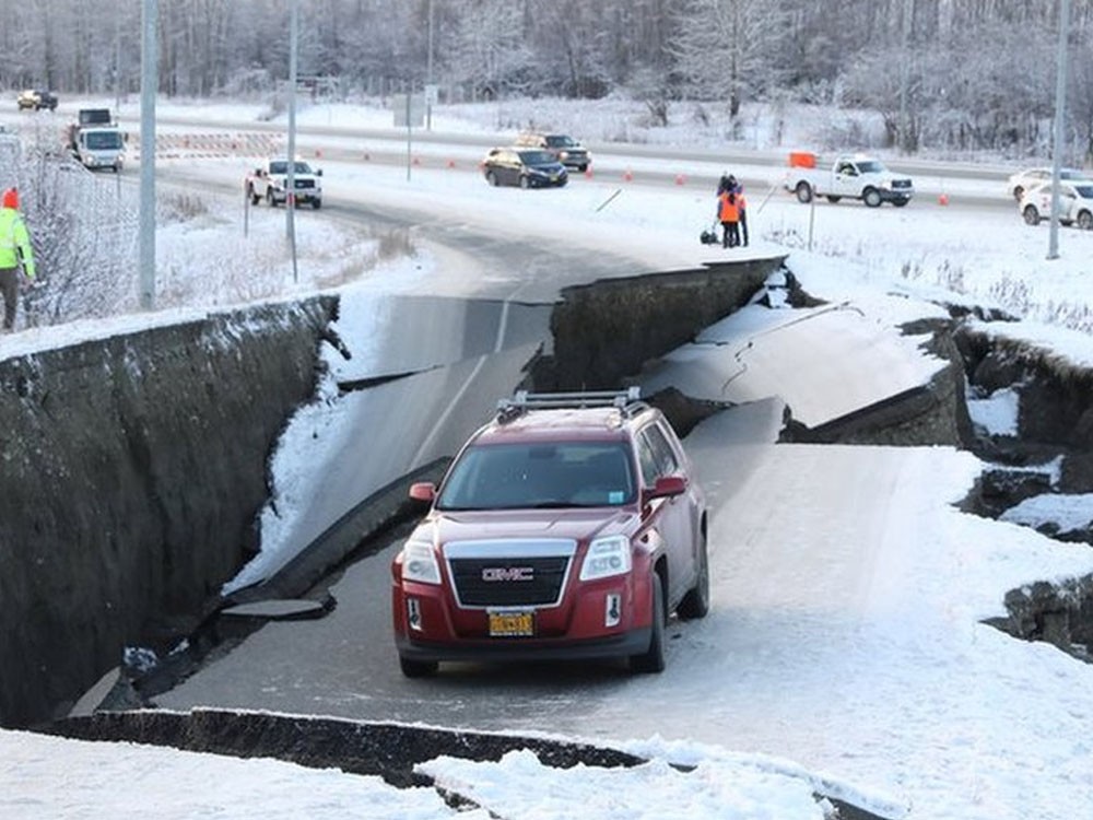 Terremoto de magnitud 7.3 sacude Alaska y emiten alerta de tsunami