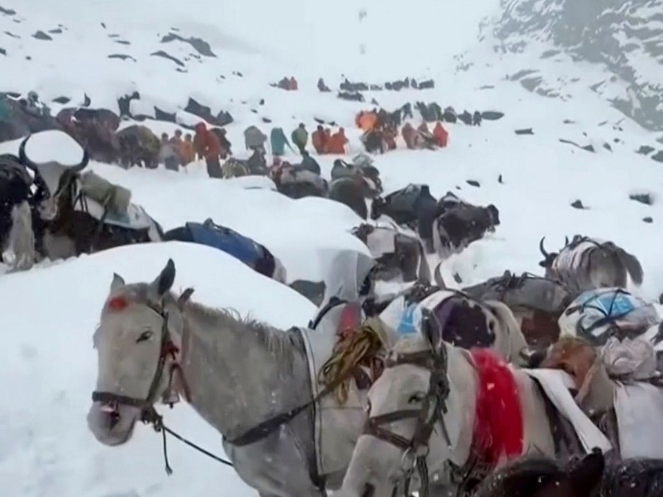 Tormenta de nieve deja a cientos atrapados en el monte Everest