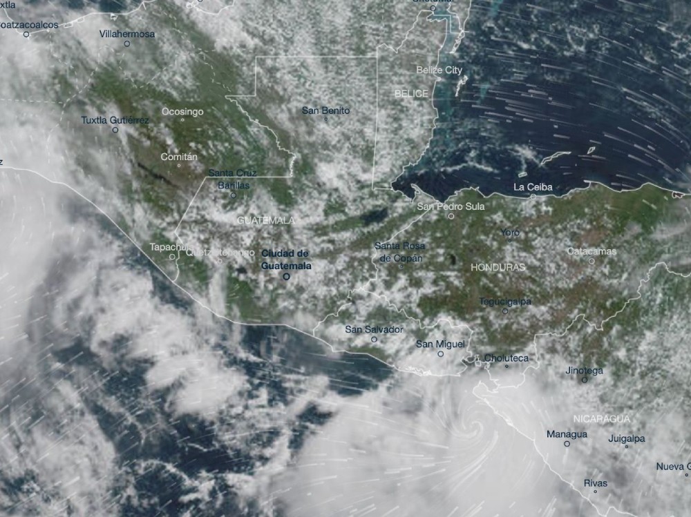 Tormenta tropical Cristina desvía su trayectoria, pero mantiene en alerta a Suchitepéquez por lluvias y fuerte oleaje