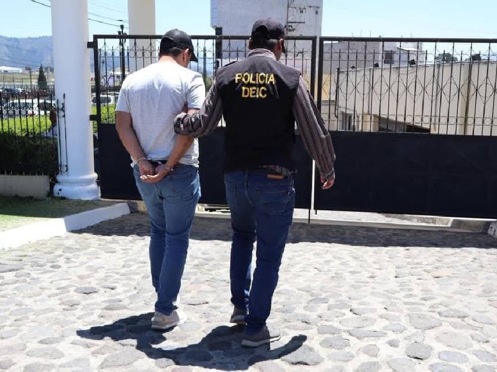 Trabajador municipal señalado de ofrecer plazas laborales en la comuna de Xela es capturado