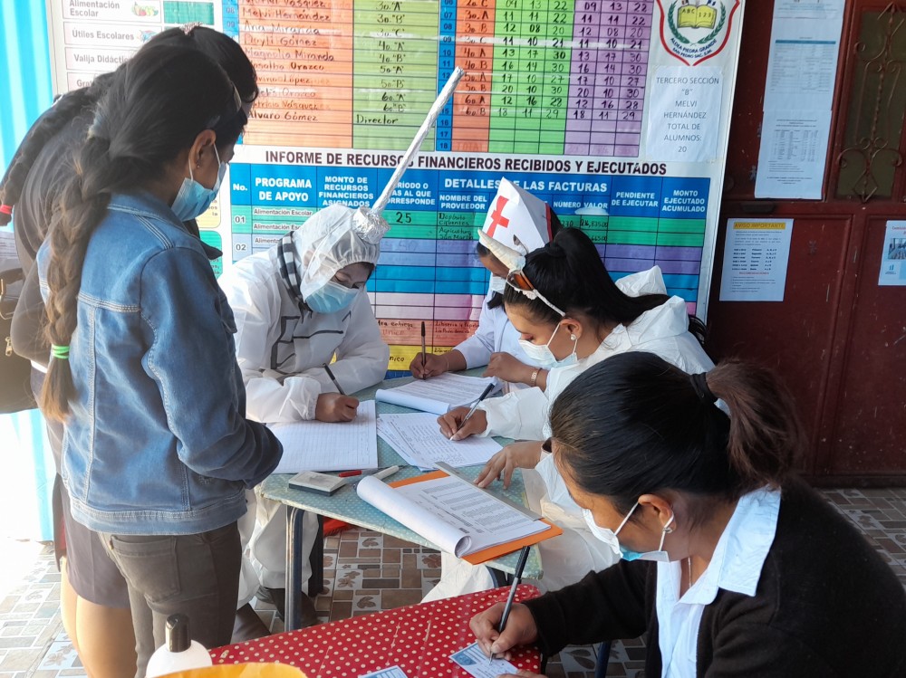 Trabajadoras de salud se disfrazan para vacunar a niños en San Pedro Sacatepéquez