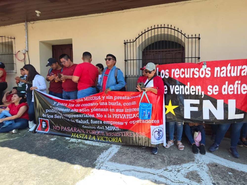 Trabajadores de Salud de Suchitepéquez exigen la reinstalación del Dr. Víctor Rivera como director del Área de Salud